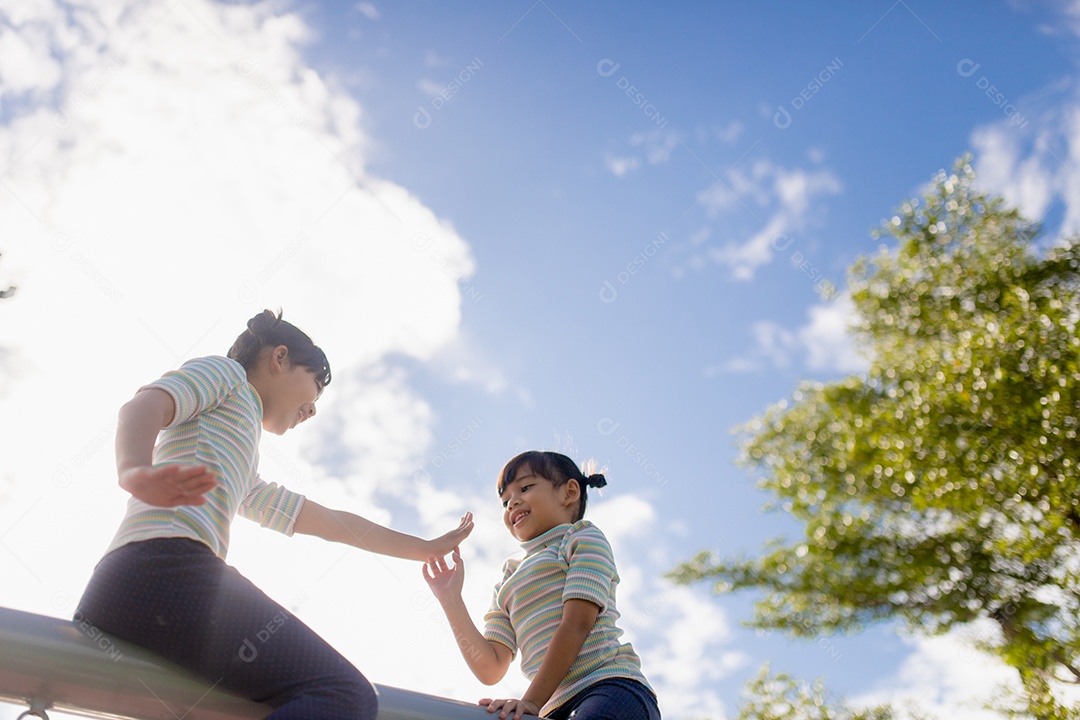 Crianças da escola escalando no recreio da escola.