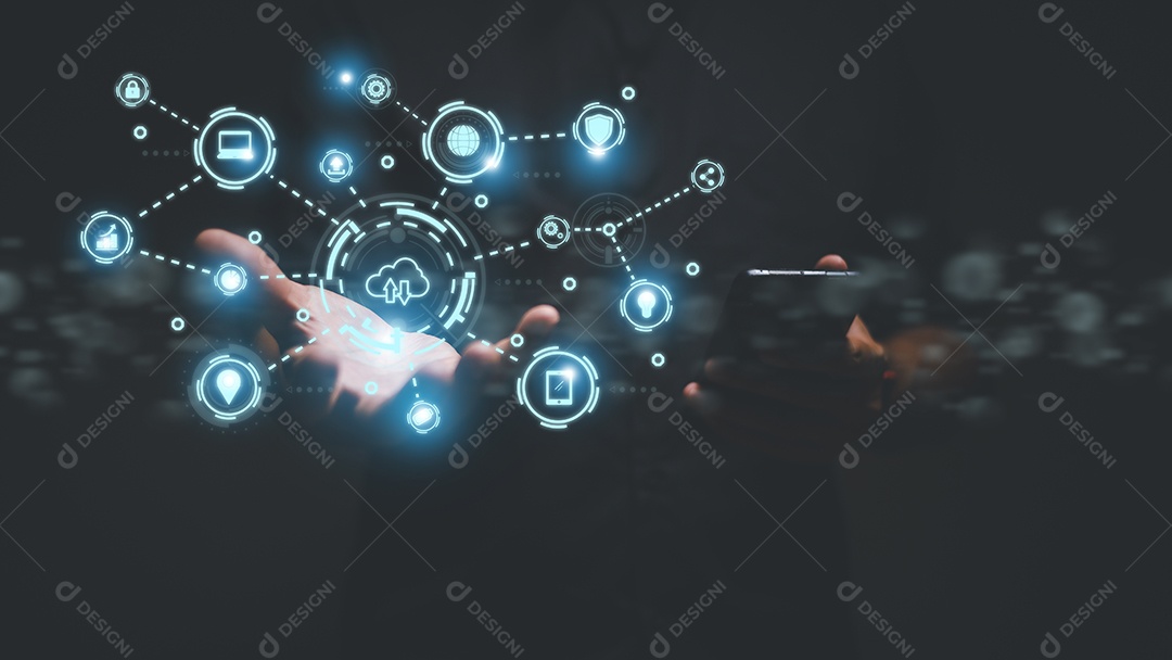 homem mostrando a tela virtual com diagrama de computação em nuvem. Tecnologia em nuvem. Armazenamento de dados. Conceito de serviço de rede e internet.