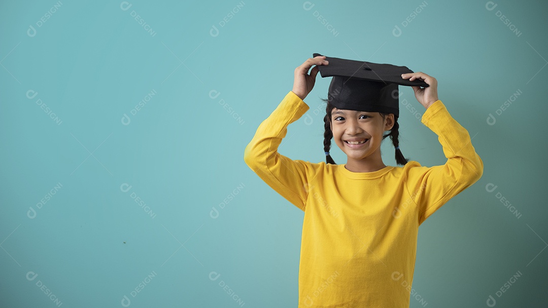 Foto de um lindo boné de toque de menina usa blazer listrado de óculos isolado em fundo de cor verde pastel