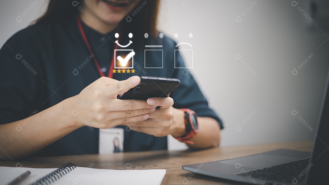 Conceito de avaliação de serviço ao cliente. mulher asiática sorridente está usando um smartphone e ela está pressionando o sorriso do rosto