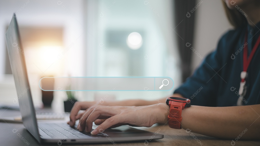 Pesquisando informações de dados da Internet com barra de pesquisa em branco. pessoas de negócios que trabalham com computador para encontrar dados.