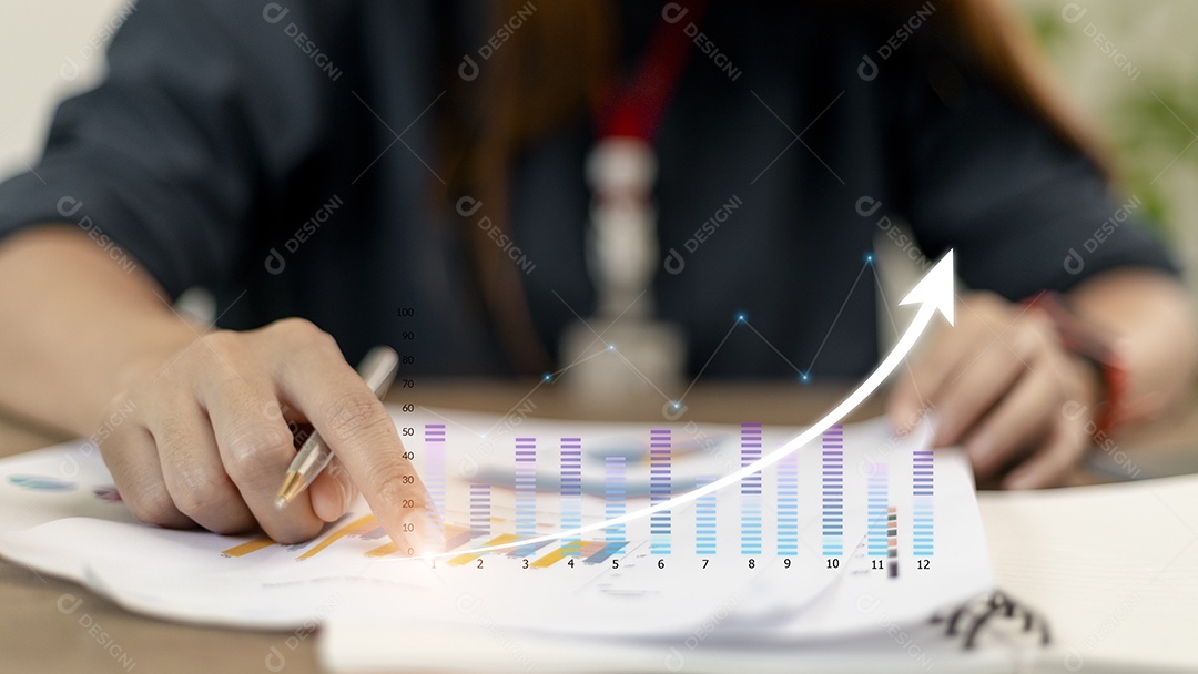 Mulher de negócios com caneta apontando para documento