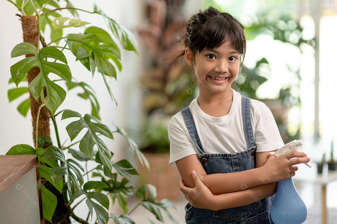 Menina asiática está plantando plantas em casa, conceito de atividade de aprendizado de crescimento de plantas para uma criança pré-escolar e educação infantil para a árvore na natureza