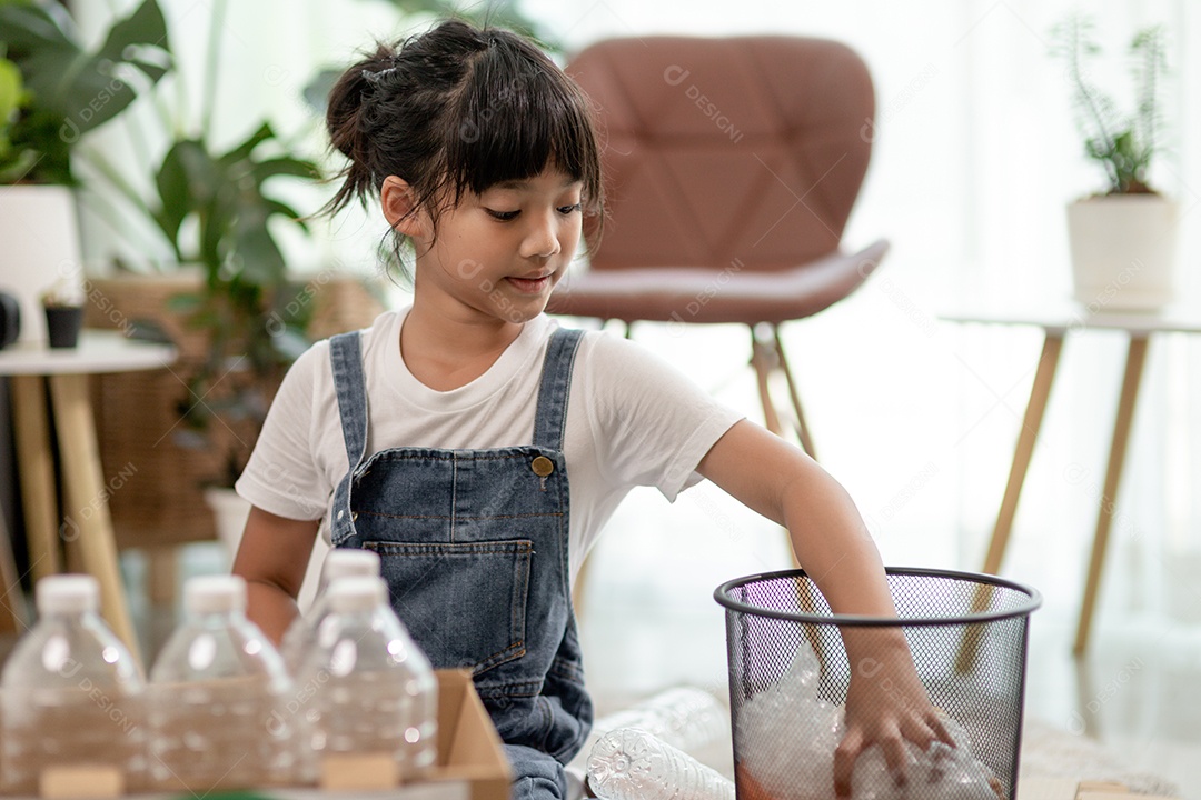 Menina segurando garrafas plásticas para reciclagem