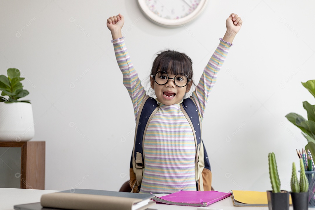 imagem de retrato com uma garota sorridente. Conceito de criança feliz e linda