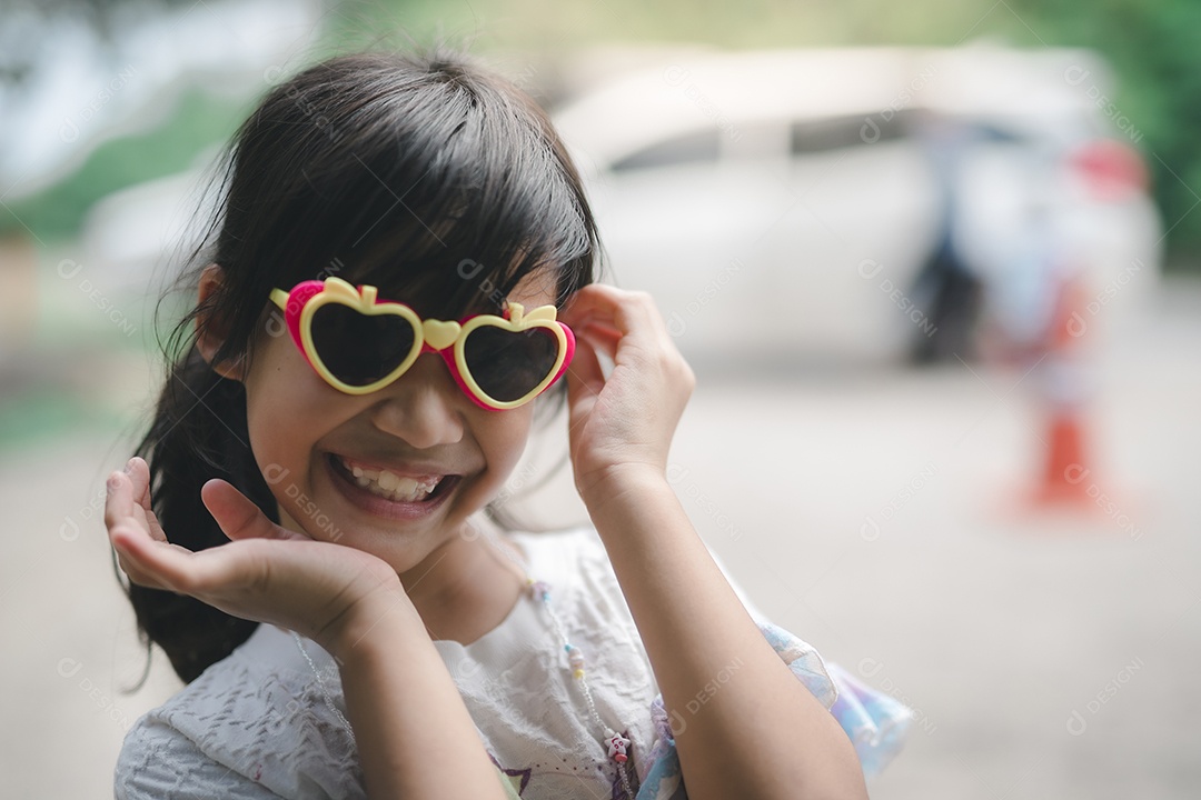 Linda garota de óculos com uma grande surpresa no rosto posando