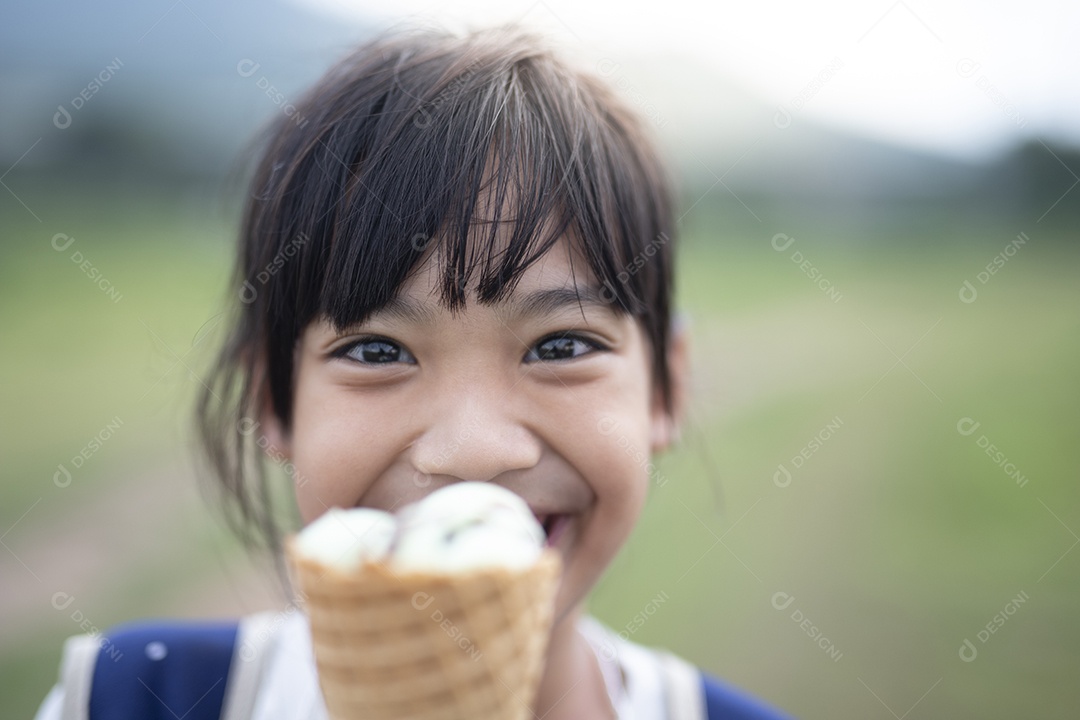 Retrato de uma linda garota com sorvete em um passeio no parque. criança ao ar livre