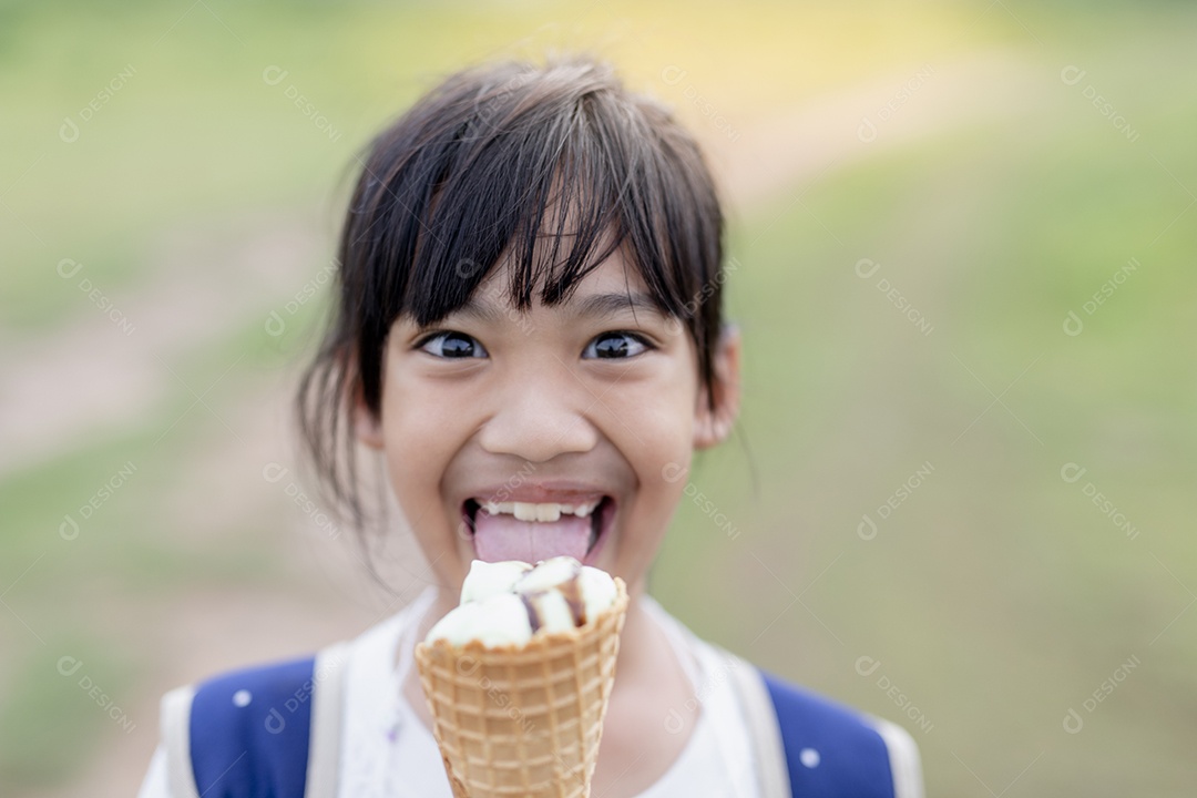 Retrato de uma linda garota com sorvete em um passeio no parque. criança ao ar livre