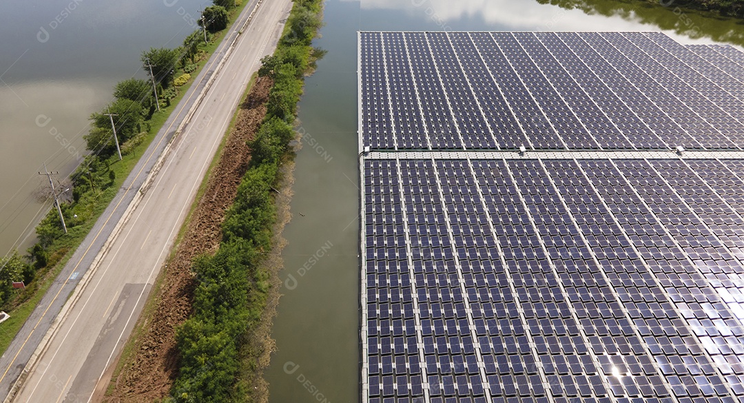 Vista aérea superior de painéis solares ou células solares em bóia flutuante. Central elétrica com água, fonte de energia renovável