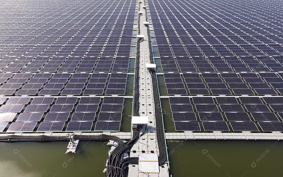 Vista aérea superior de painéis solares ou células solares em bóia flutuante. Central elétrica com água, fonte de energia renovável