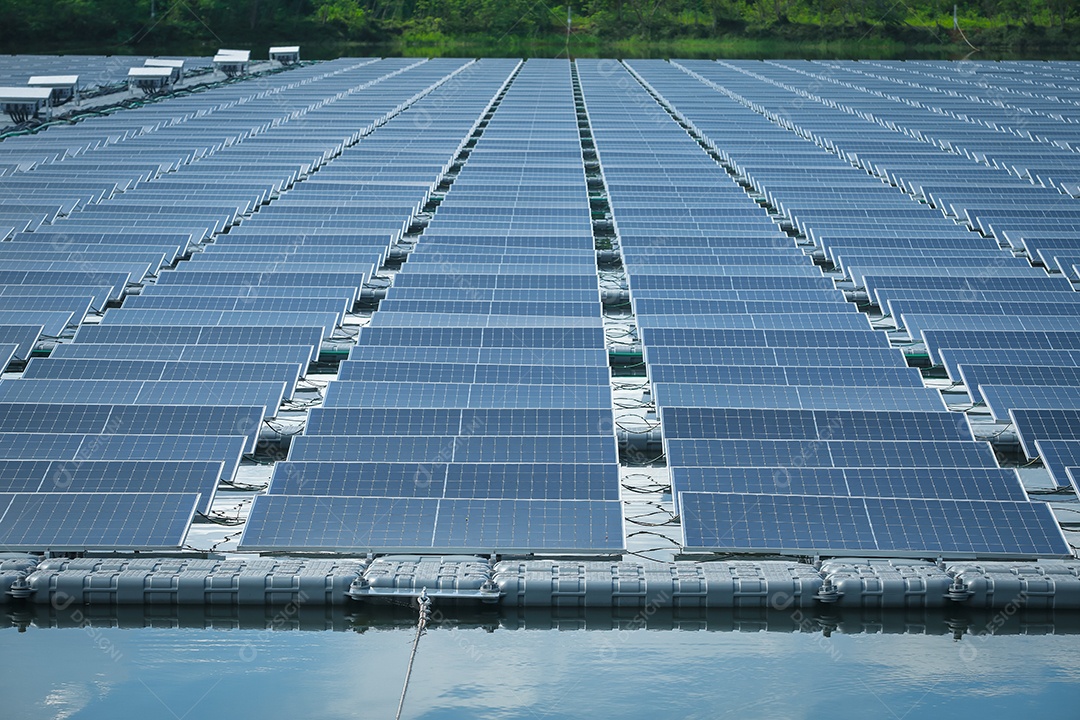 Vista aérea superior de painéis solares ou células solares em bóia flutuante. Central elétrica com água, fonte de energia renovável