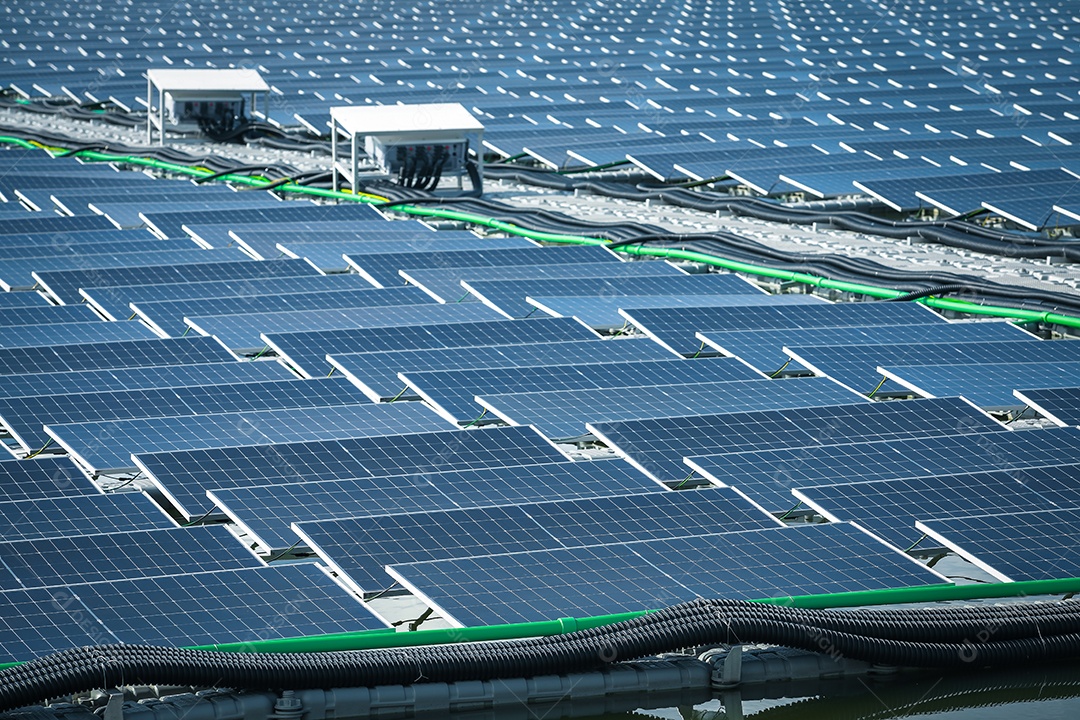 Vista aérea superior de painéis solares ou células solares em bóia flutuante. Central elétrica com água, fonte de energia renovável