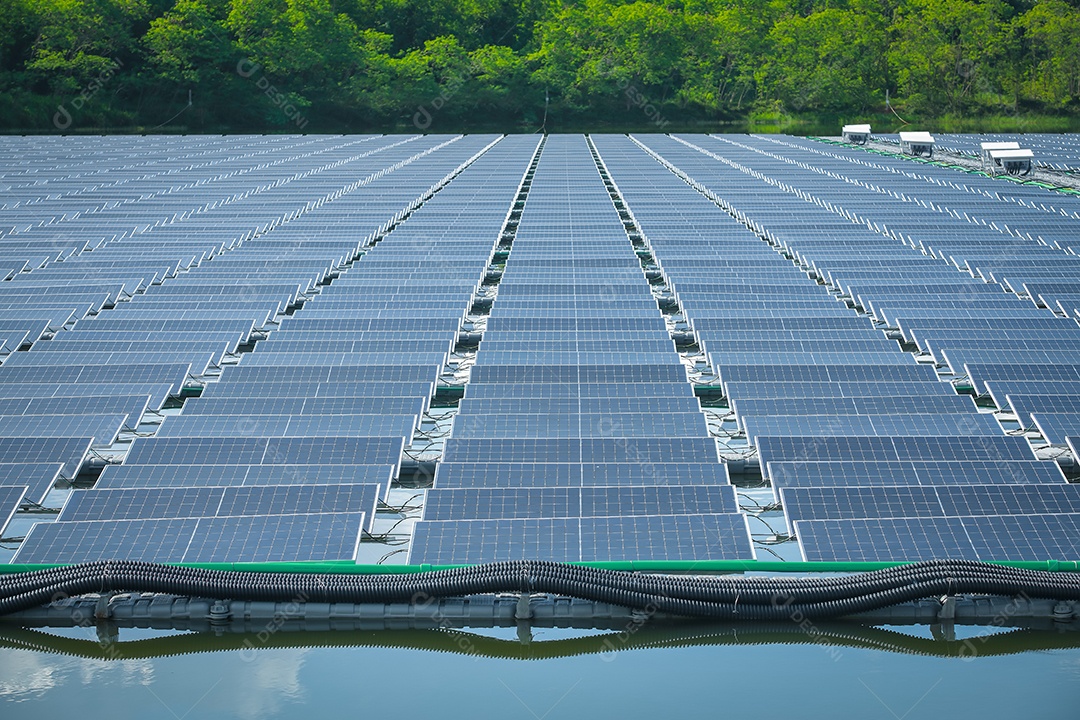 Vista aérea superior de painéis solares ou células solares em bóia flutuante. Central elétrica com água, fonte de energia renovável