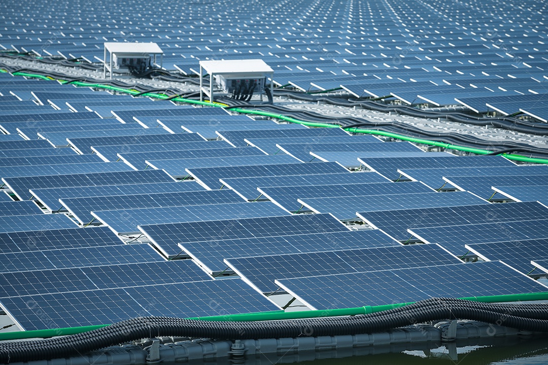 Vista aérea superior de painéis solares ou células solares em bóia flutuante. Central elétrica com água, fonte de energia renovável