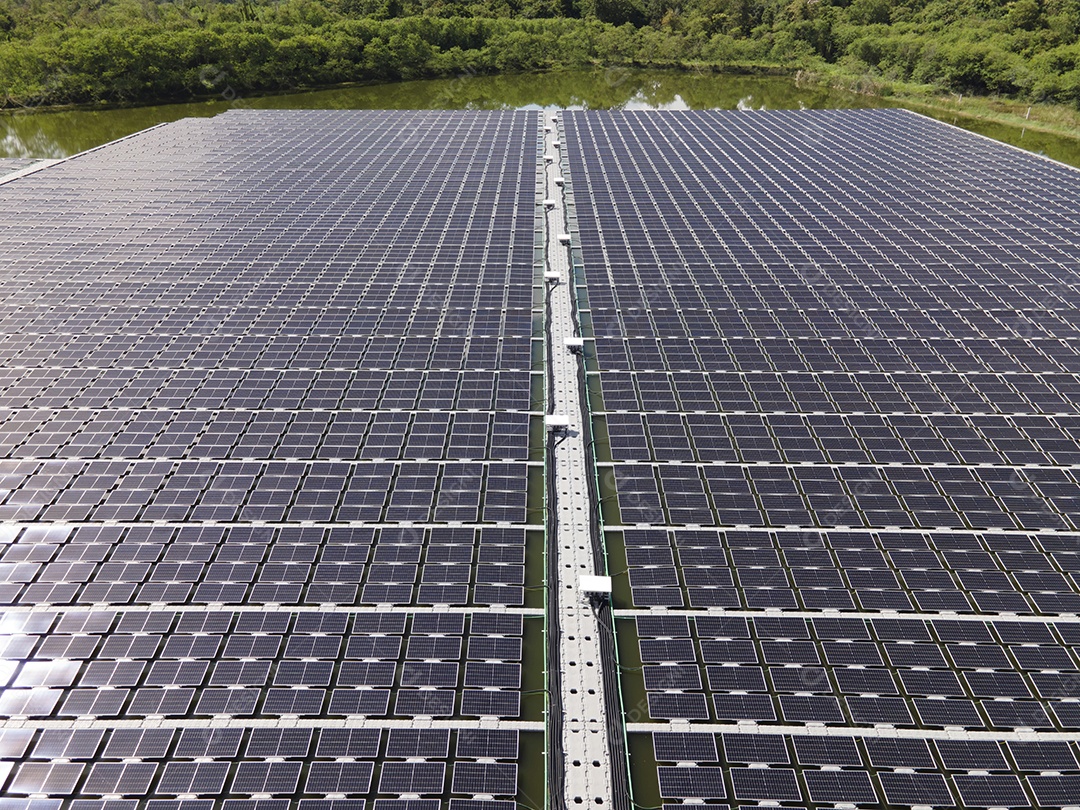 Vista aérea superior de painéis solares ou células solares em bóia flutuante. Central elétrica com água, fonte de energia renovável