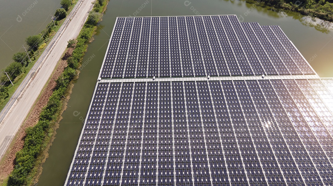 Vista aérea superior de painéis solares ou células solares em bóia flutuante. Central elétrica com água, fonte de energia renovável