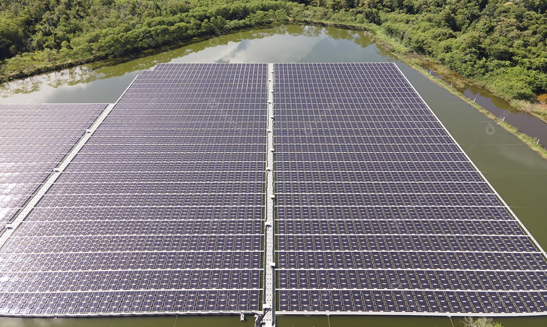 Vista aérea superior de painéis solares ou células solares em bóia flutuante. Central elétrica com água, fonte de energia renovável