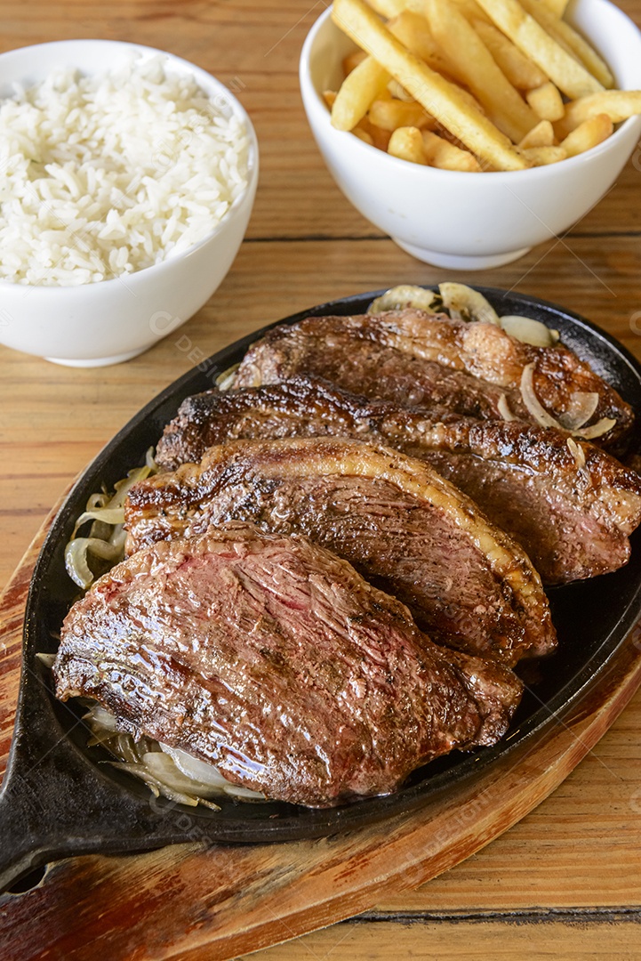 Churrasco de picanha assada na grelha e servida em rodelas