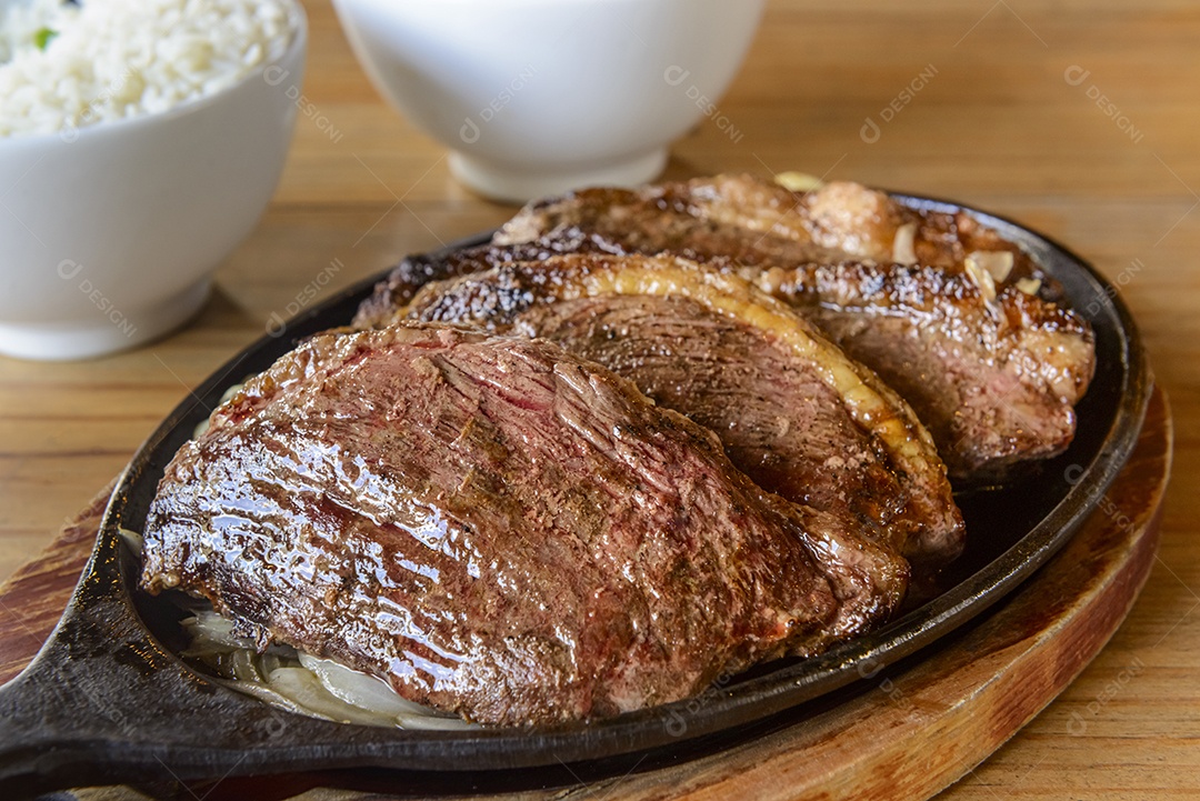 Churrasco de picanha assada na grelha e servida em rodelas