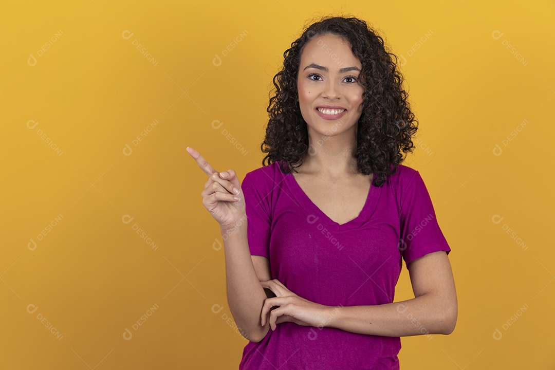 Linda mulher jovem apontando para lado