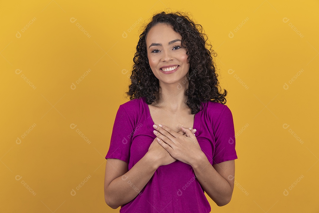 Mulher jovem cabelo cacheado sobre fundo amarelo