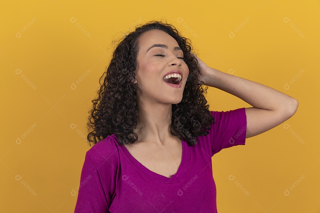 Mulher jovem cabelo cacheado sobre fundo amarelo