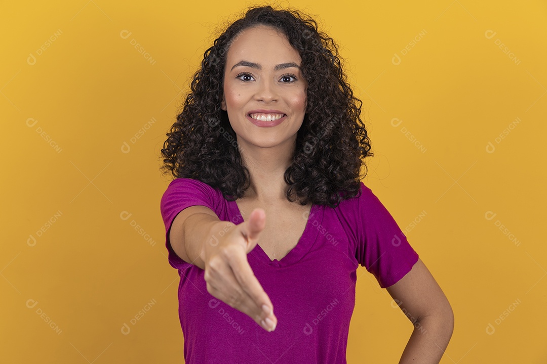 Mulher jovem cabelo cacheado sobre fundo amarelo