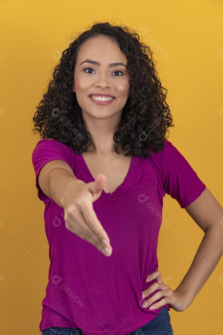 Mulher jovem cabelo cacheado sobre fundo amarelo