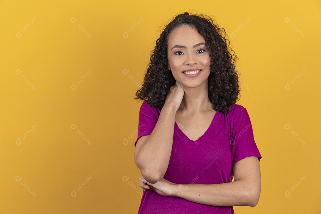 Mulher jovem cabelo cacheado sobre fundo amarelo