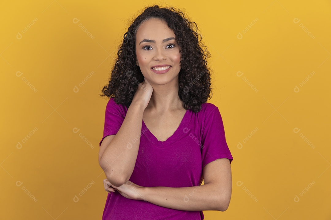 Mulher jovem cabelo cacheado sobre fundo amarelo