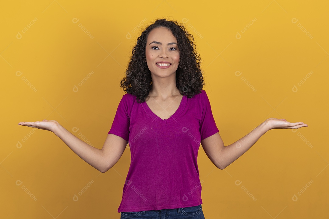 Mulher jovem cabelo cacheado sobre fundo amarelo