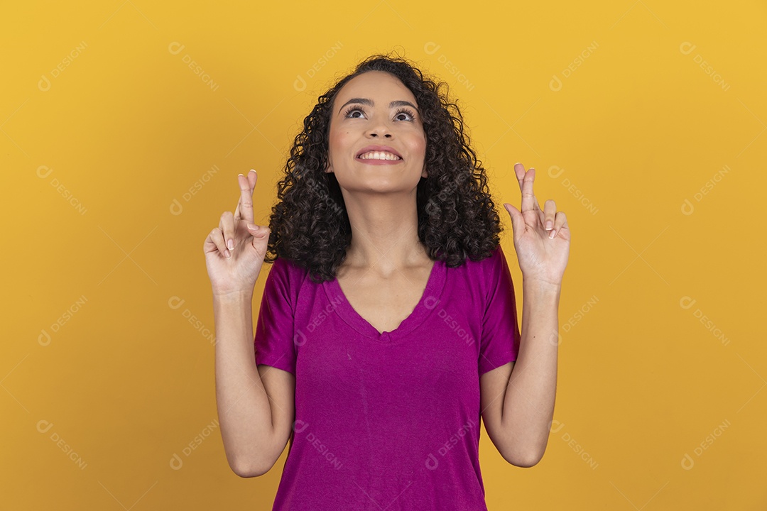 Mulher jovem cabelo cacheado sobre fundo amarelo