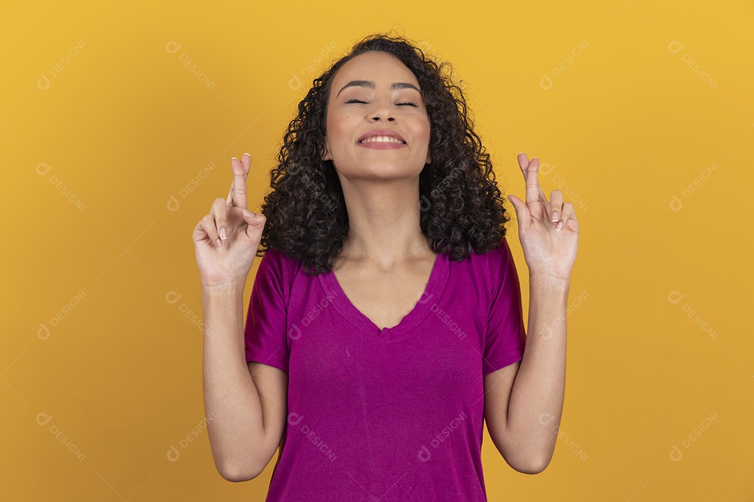 Mulher jovem cabelo cacheado sobre fundo amarelo