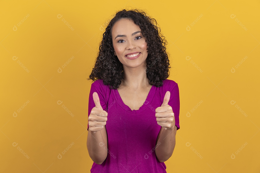 Mulher jovem cabelo cacheado sobre fundo amarelo
