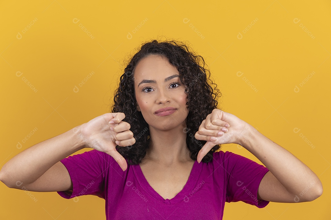 Mulher jovem cabelo cacheado sobre fundo amarelo