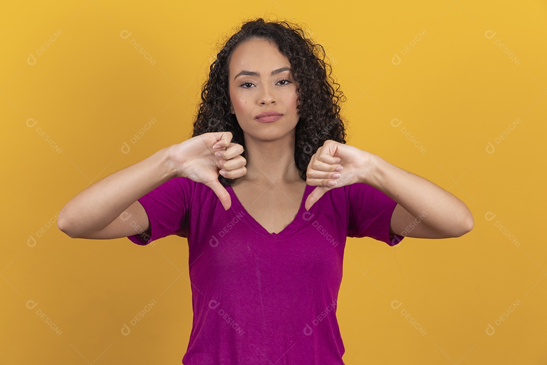 Mulher jovem cabelo cacheado sobre fundo amarelo