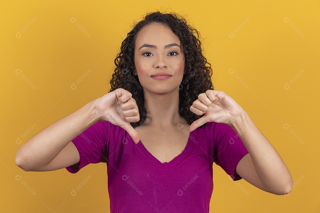 Mulher jovem cabelo cacheado sobre fundo amarelo