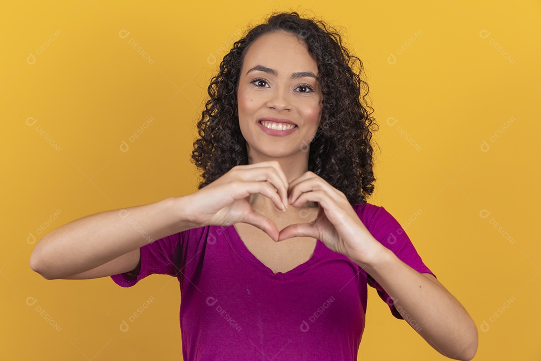 Mulher jovem cabelo cacheado sobre fundo amarelo