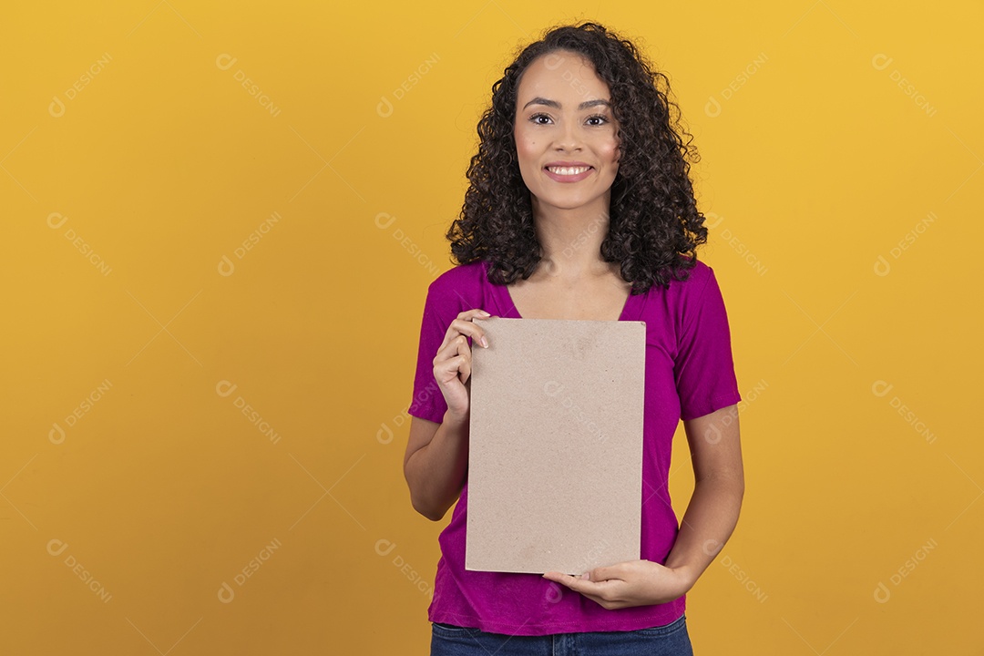 Mulher jovem cabelo cacheado sobre fundo amarelo
