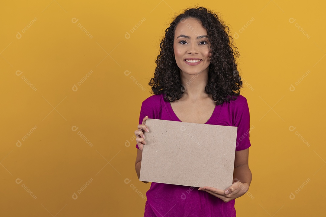 Mulher jovem cabelo cacheado sobre fundo amarelo