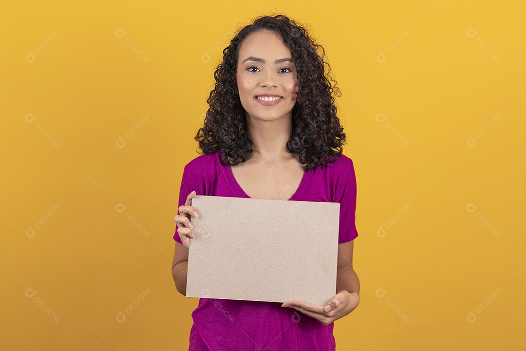Mulher jovem cabelo cacheado sobre fundo amarelo