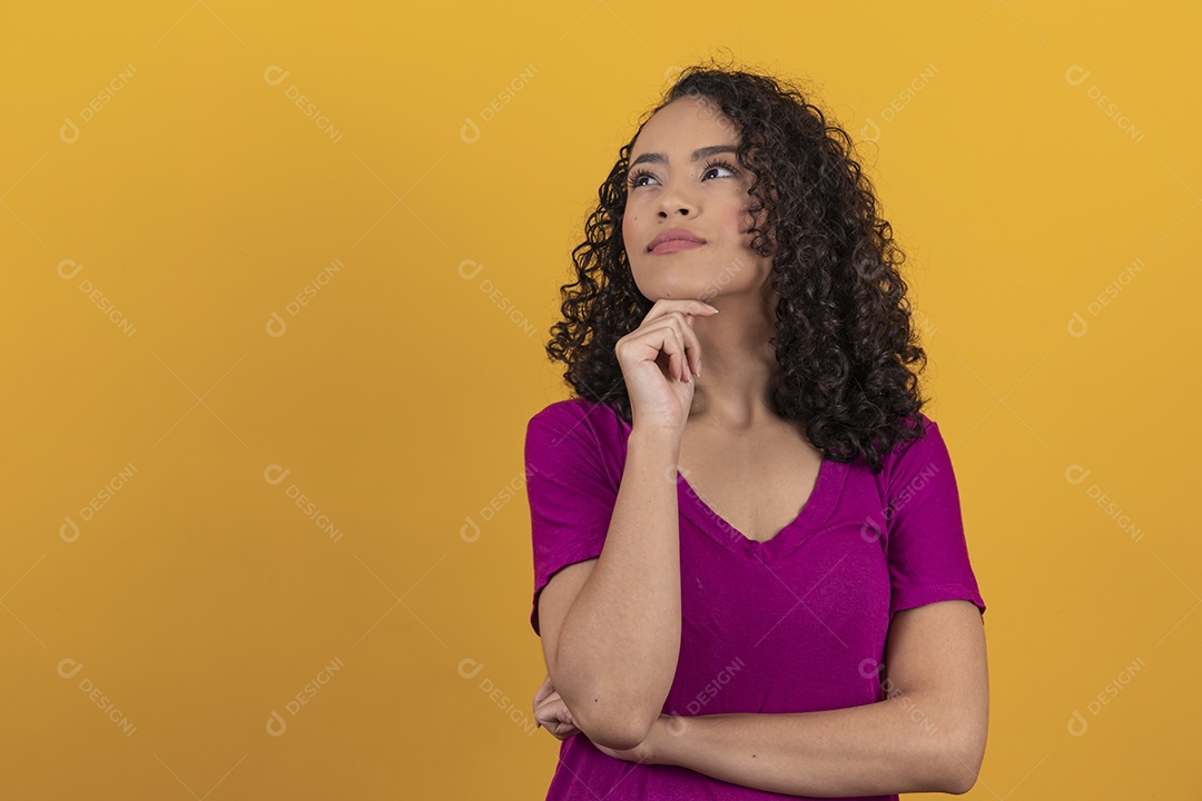 Mulher jovem cabelo cacheado sobre fundo amarelo