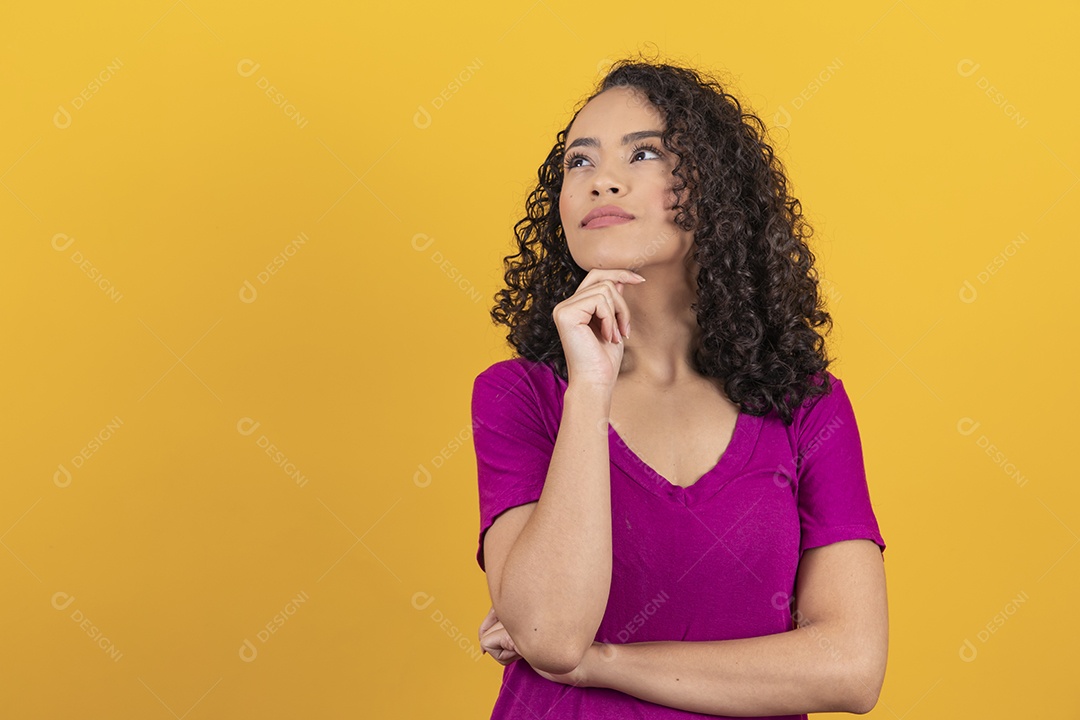 Mulher jovem cabelo cacheado sobre fundo amarelo