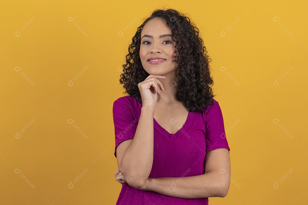 Mulher jovem cabelo cacheado sobre fundo amarelo