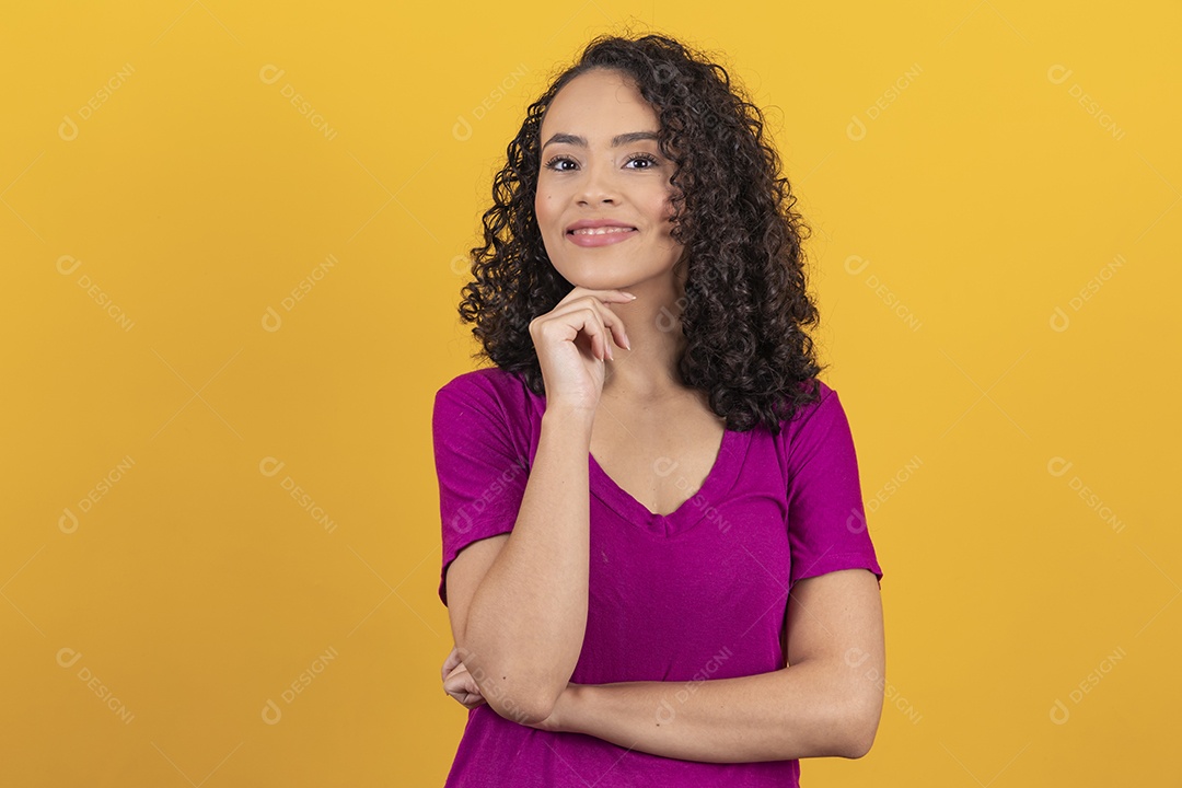 Mulher jovem cabelo cacheado sobre fundo amarelo