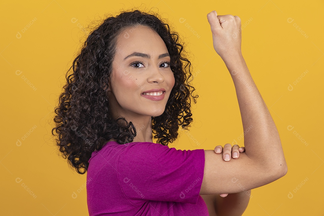 Mulher jovem cabelo cacheado sobre fundo amarelo