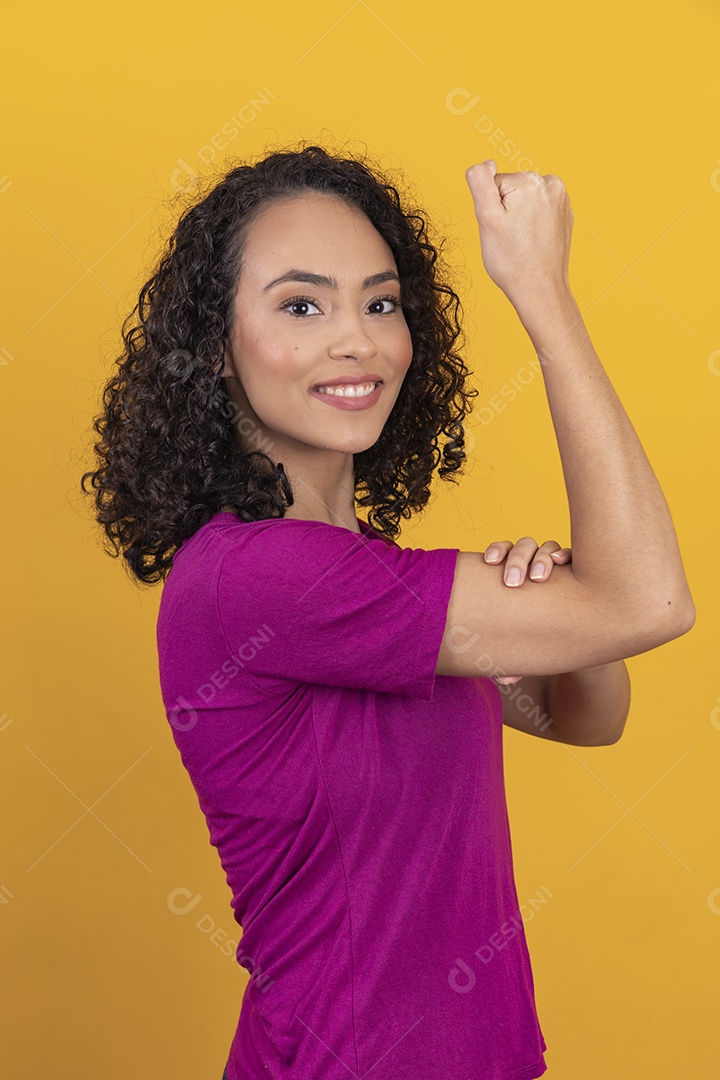 Mulher jovem cabelo cacheado sobre fundo amarelo