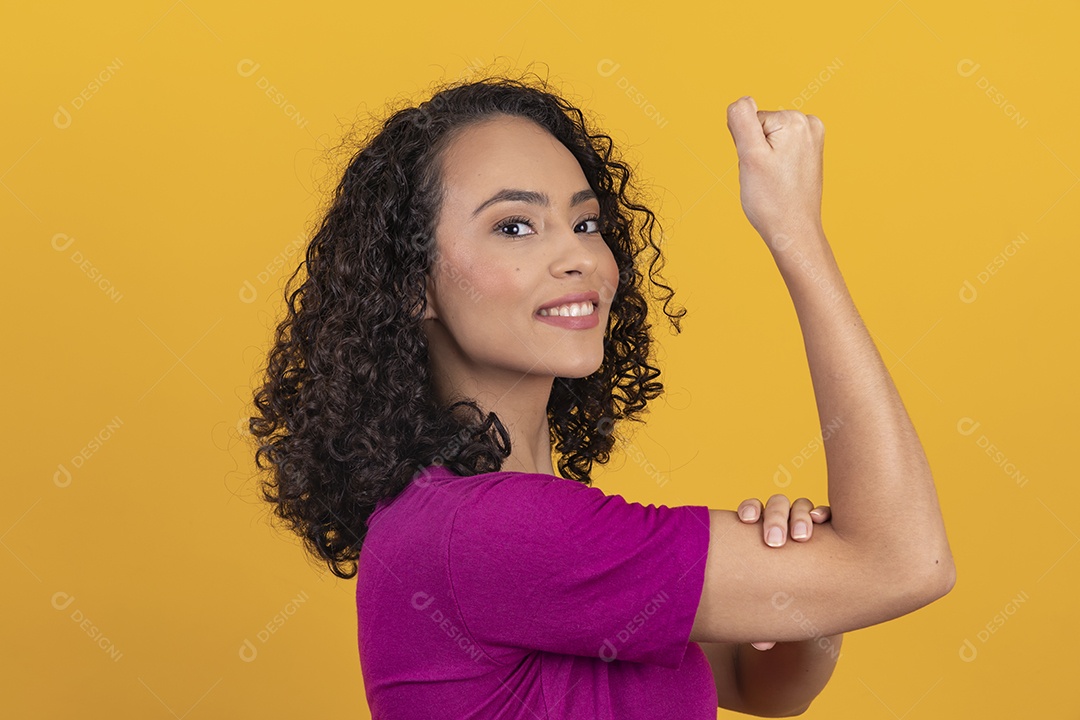 Mulher jovem cabelo cacheado sobre fundo amarelo