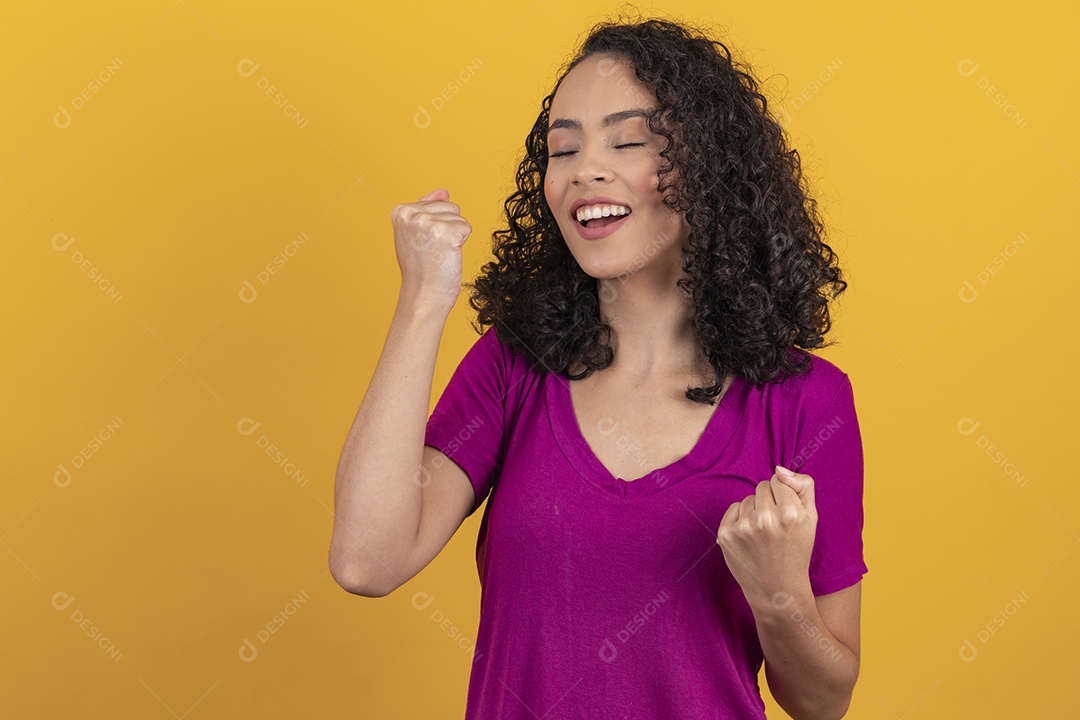 Mulher jovem cabelo cacheado sobre fundo amarelo