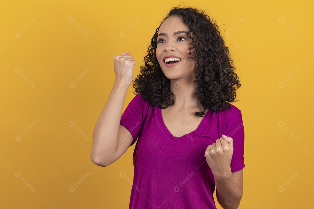 Mulher jovem cabelo cacheado sobre fundo amarelo